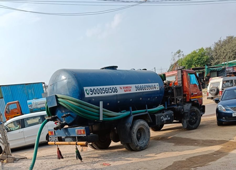 Real vacuum tanker service vehicle