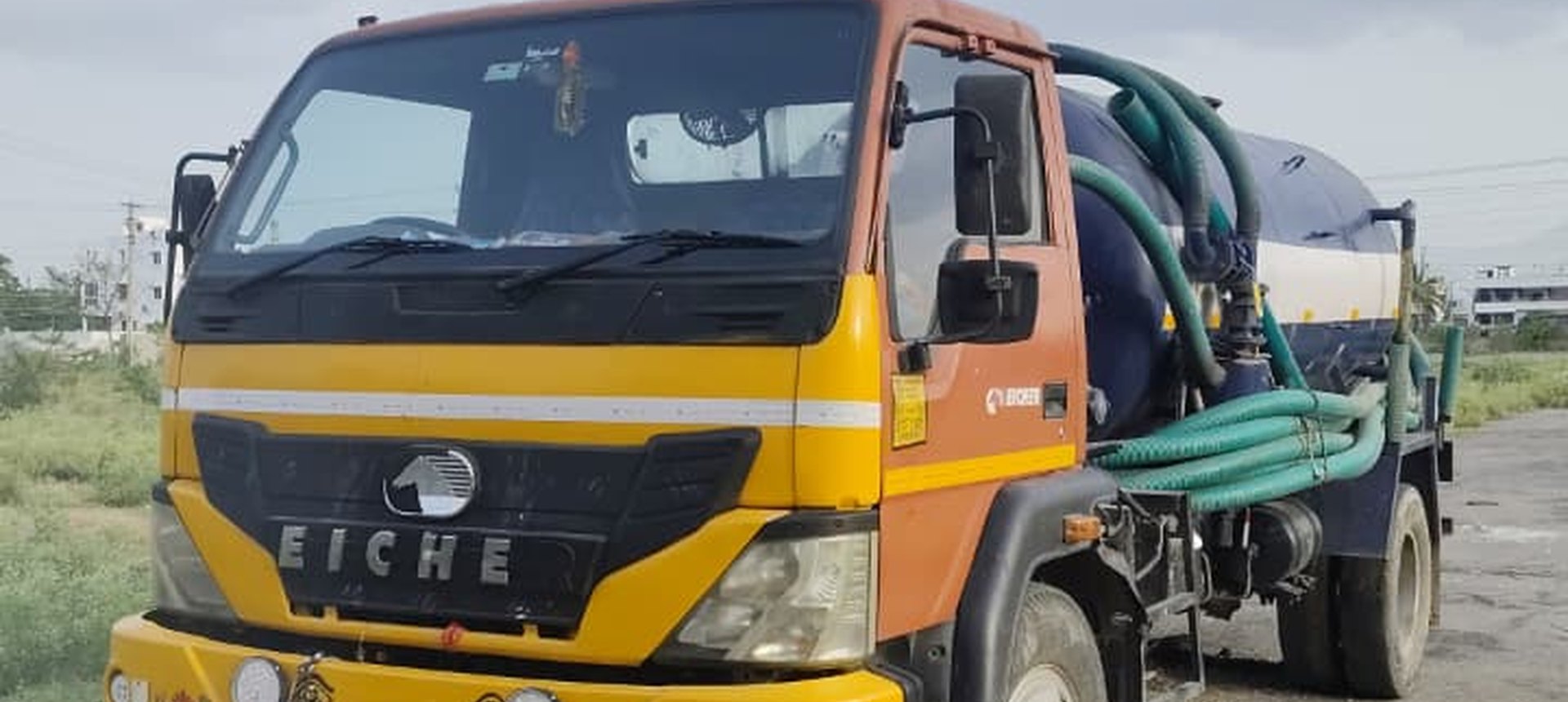 Vacuum tanker truck for transport work